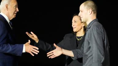 Kamala Harris und Joe Biden empfangen Evan Gershkovich.
