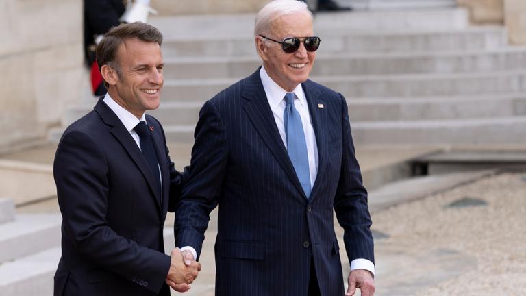 US-Präsident Joe Biden (rechts) schüttelt die Hand von Amtskollege Macron (links) beim Staatsbesuch in Paris.