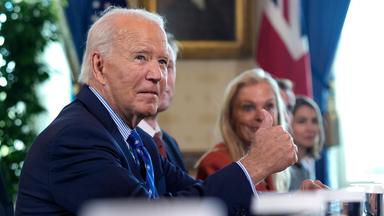 Präsident Joe Biden zeigt den Daumen nach oben, während er ein bilaterales Treffen mit dem britischen Premierminister Starmer (nicht im Bild) im Blue Room des Weißen Hauses abhält.