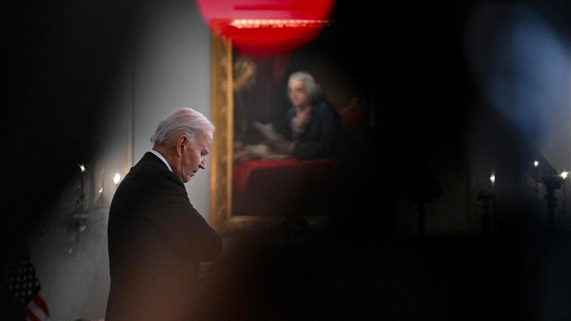 Joe Biden vor einem Bild von George Washington.