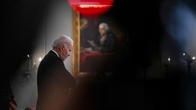 Joe Biden vor einem Bild von George Washington.