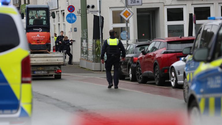  In der Nähe des Landgerichts von Bielefeld gibt es einen großen Polizeieinsatz. 