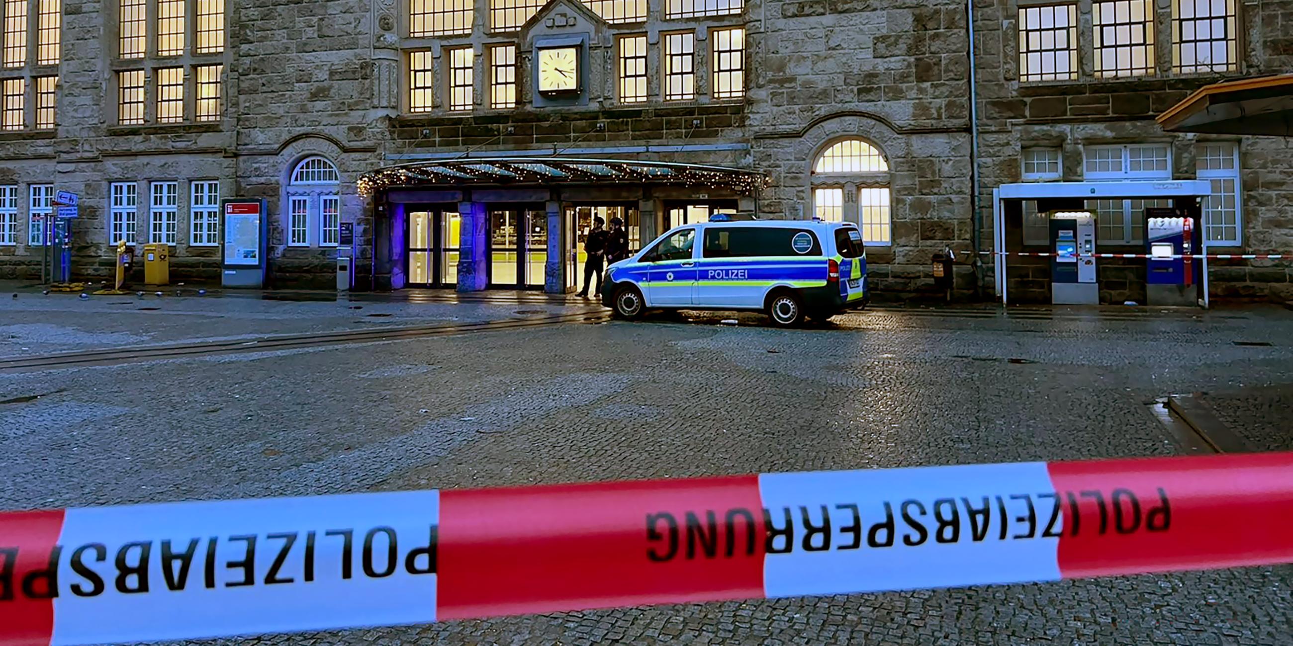 Einsätzkräfte der Polizei stehen vor dem Bielefelder Hauptbahnhof