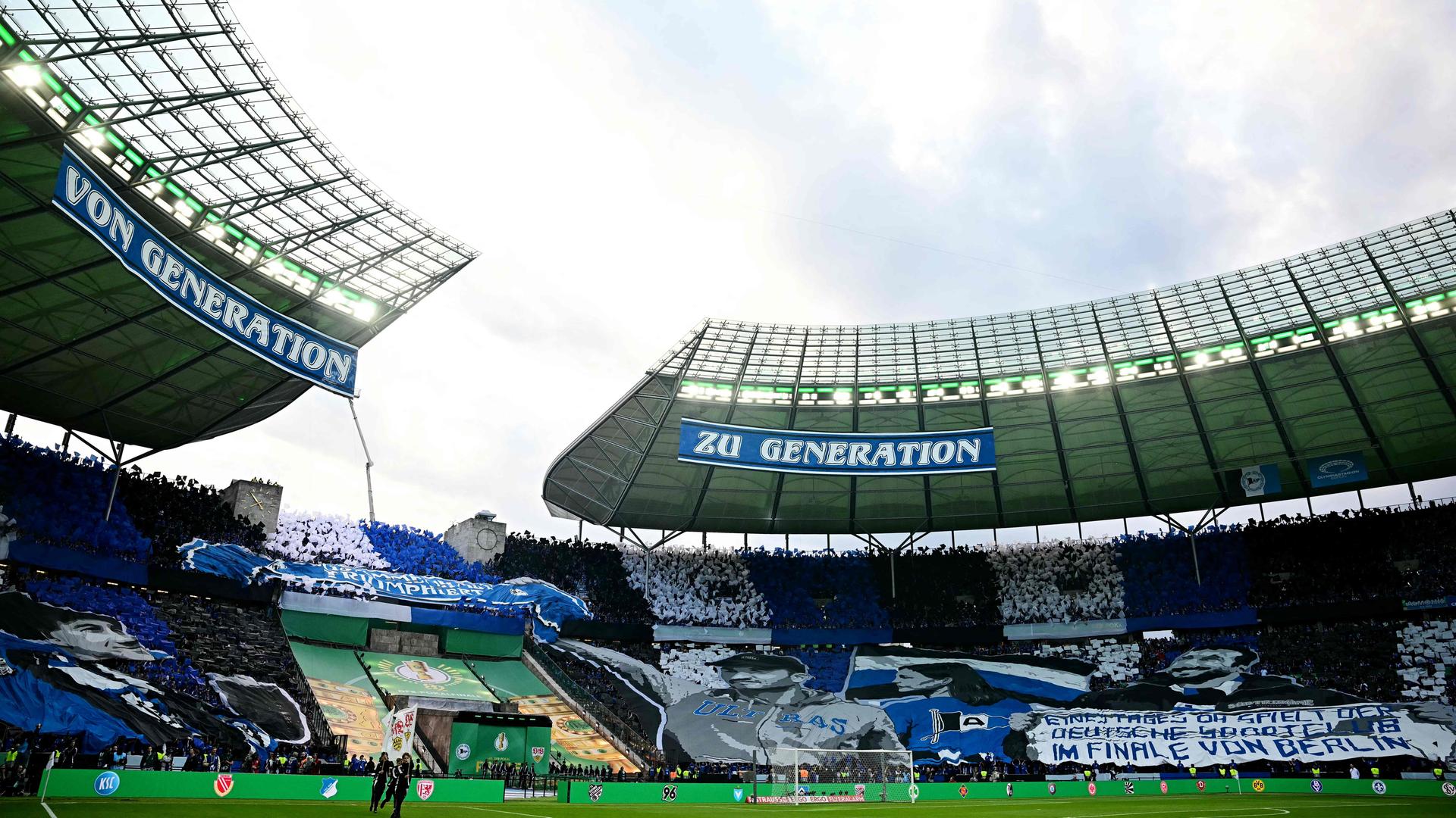 Bielefelder Fans vor dem DFB-Pokalfinale zwischen Arminia Bielefeld und dem VfB Stuttgart am 24. Mai 2025 im Berliner Olympiastadion. 