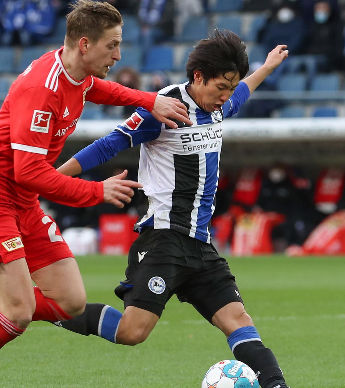 19.02.2022, Nordrhein-Westfalen, Bielefeld: Fußball: Bundesliga, Arminia Bielefeld - 1. FC Union Berlin, 23. Spieltag in der Schüco-Arena. Bielefelds Torschütze Masaya Okugawa (r) erzielt den Treffer zum 1:0 gegen Berlins Grischa Prömel.