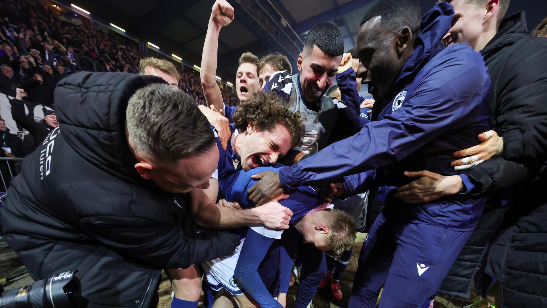 DFB-Pokal-Viertelfinale DSC Arminia Bielefeld - Werder Bremen: Bielefleder Jubel um Sam Schreck mit Mael Corboz und Co nach dem nicht gegebenen Tor