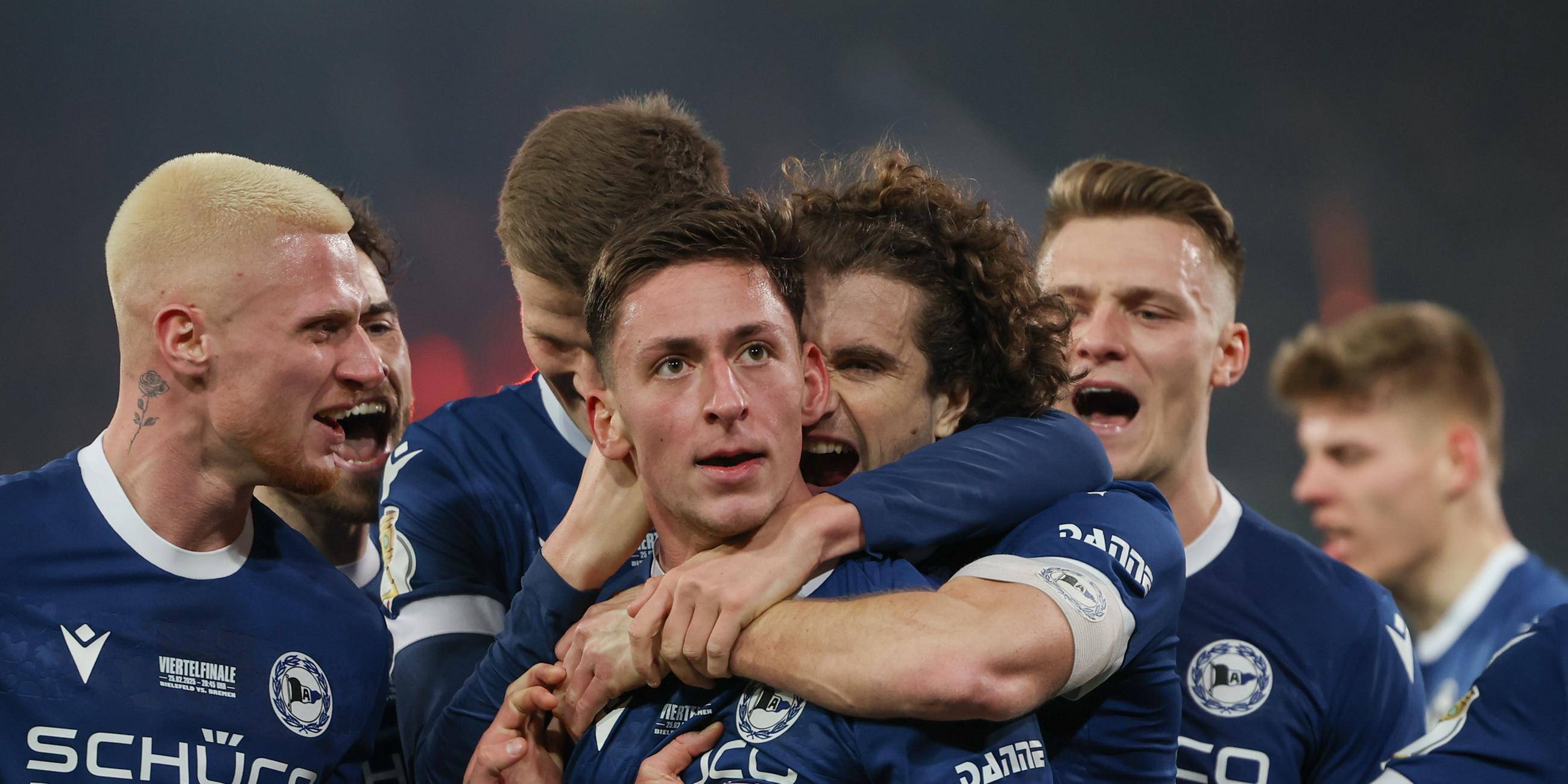 DFB-Pokal, Arminia Bielefeld - Werder Bremen, Viertelfinale: Bielefelds Torschütze Marius Wörl (Mitte) feiert seinen Treffer zum 1:0 mit Louis Oppie (l.) und Mael Corboz (3.v.r).