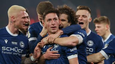 DFB-Pokal, Arminia Bielefeld - Werder Bremen, Viertelfinale: Bielefelds Torschütze Marius Wörl (Mitte) feiert seinen Treffer zum 1:0 mit Louis Oppie (l.) und Mael Corboz (3.v.r).