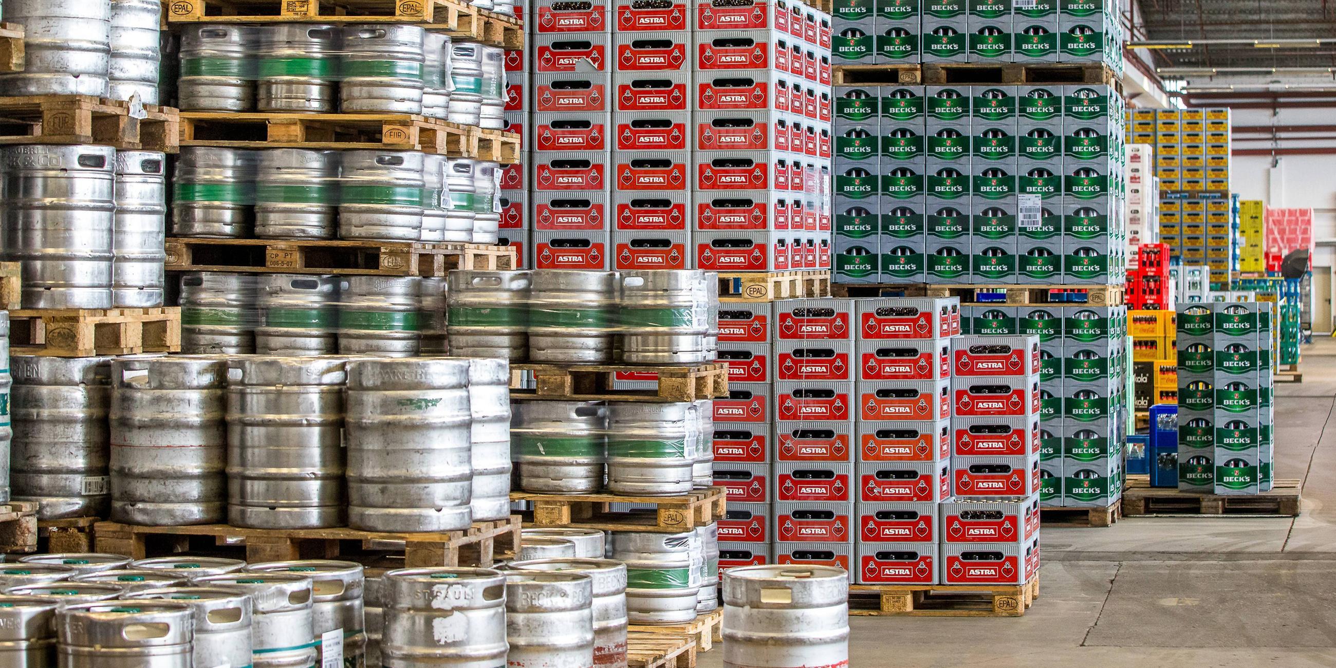 Diverse Biersorten in einem Getränke Fachhandel. (Archiv)
