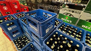 Gestappelte Bierkästen in einem Getränkemarkt