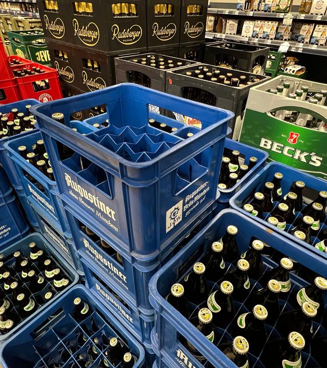 Gestappelte Bierkästen in einem Getränkemarkt