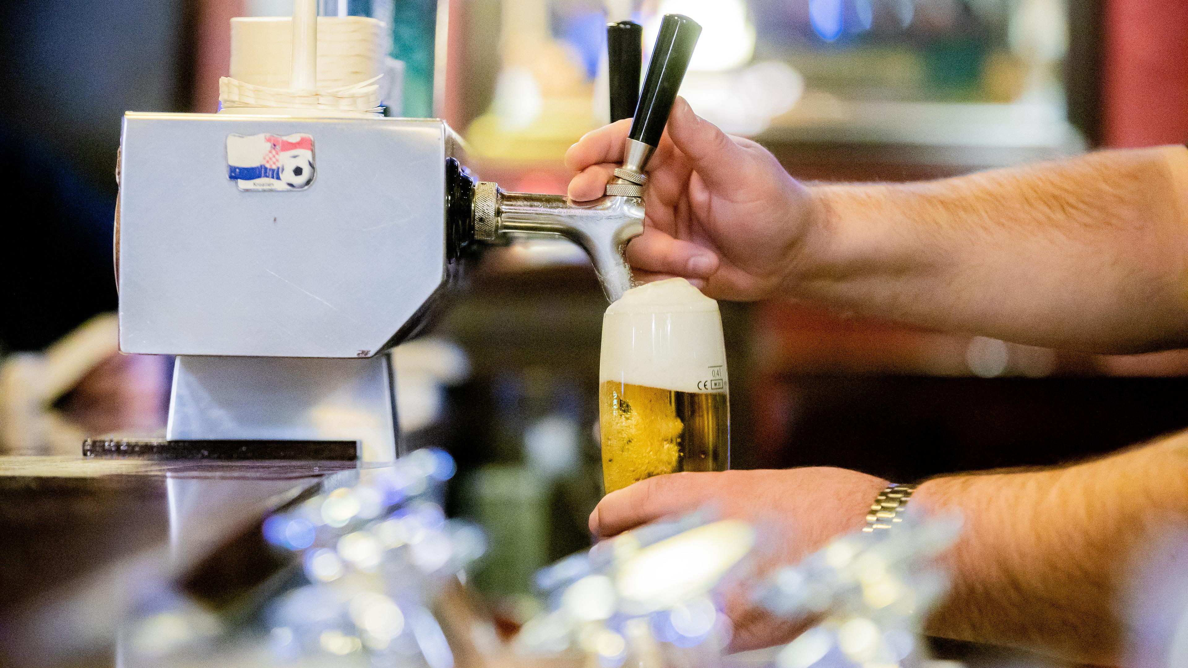 Ein Kneipenwirt zapft in einer Berliner Gaststätte Bier, aufgenommen am 06.12.2021 in Berlin