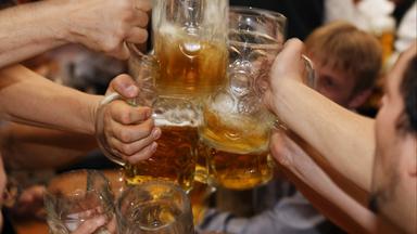 Oktoberfestbesucher stoßen mit Bier an