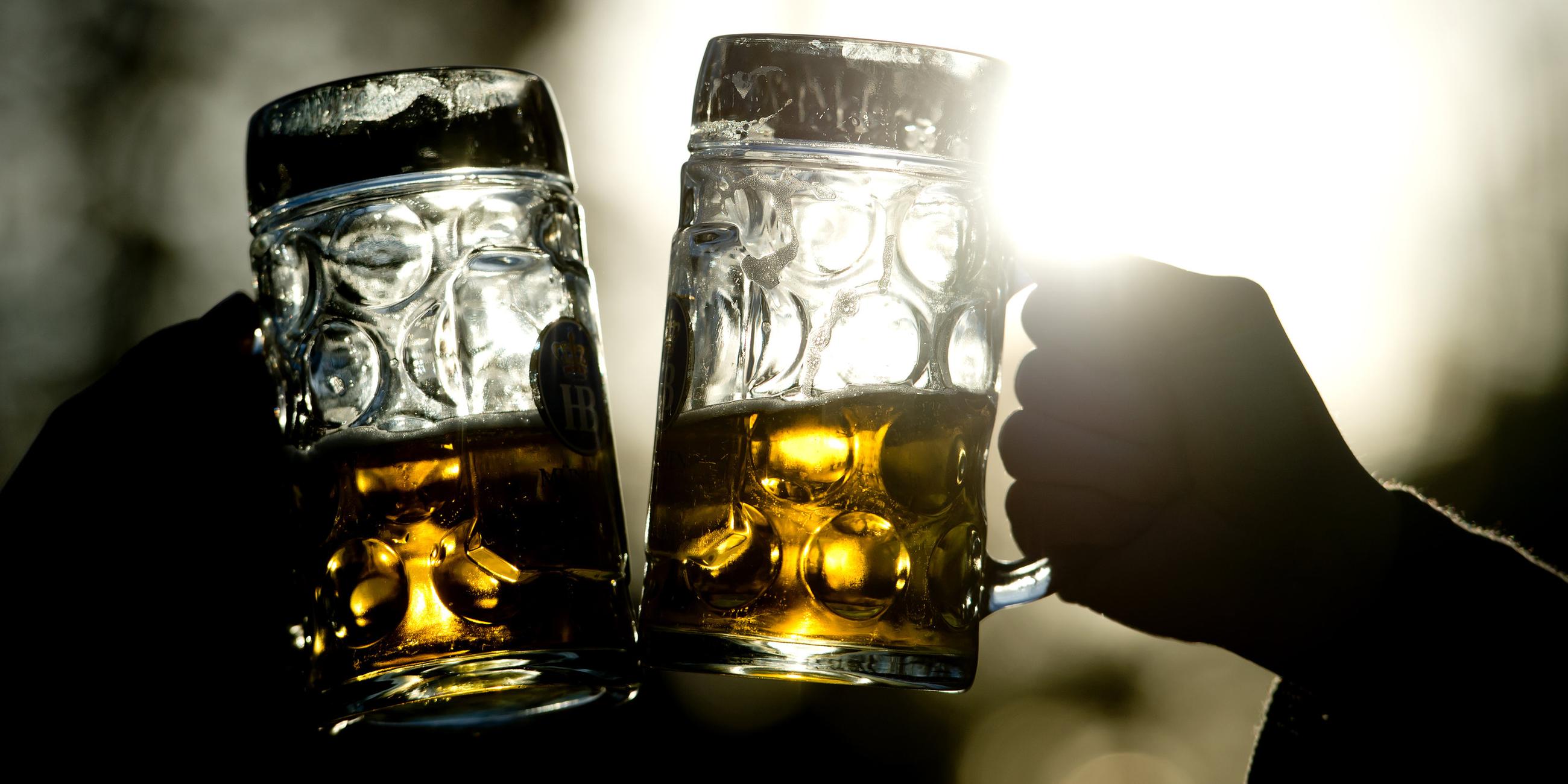 Archiv: Zwei Biergläser beim anstossen