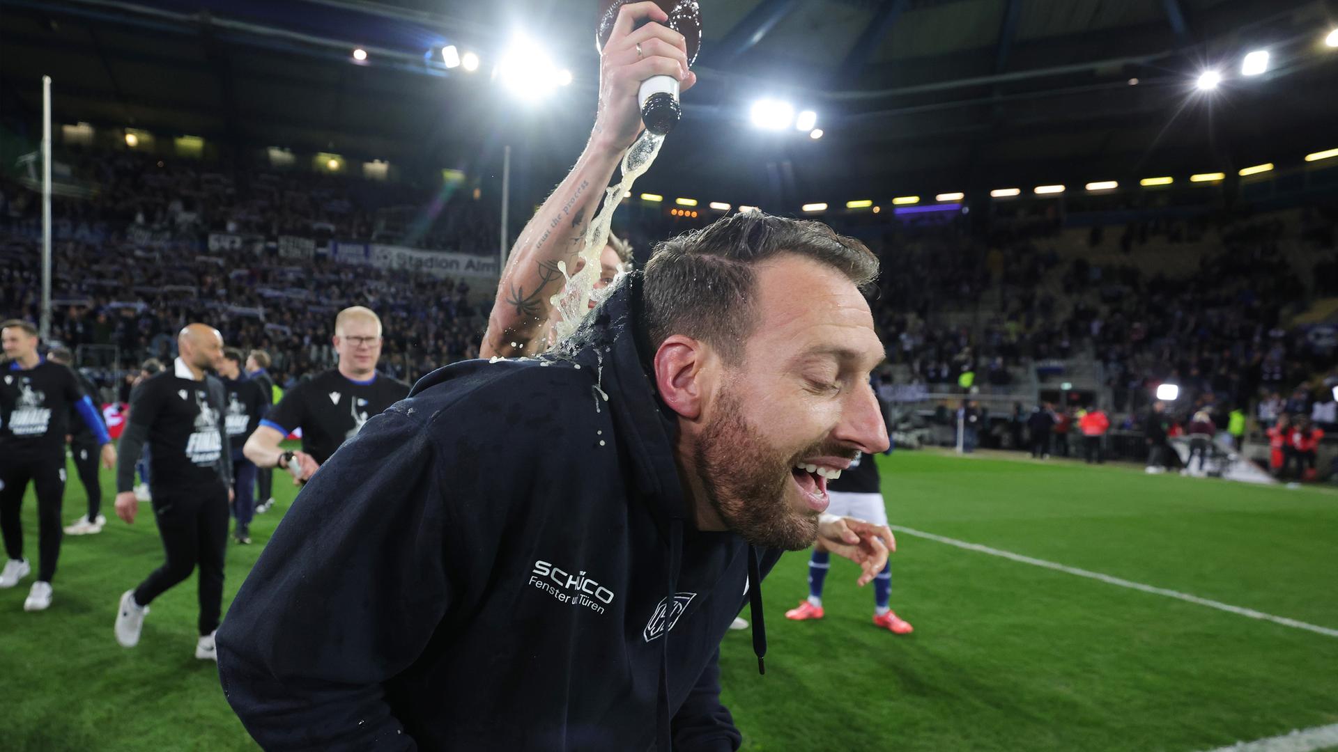 Trainer: Michel Kniat von Arminia nach Spielschluß. Jubel Bierdusche von Joel Grodowski