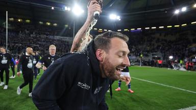 Trainer: Michel Kniat von Arminia nach Spielschluß. Jubel Bierdusche von Joel Grodowski