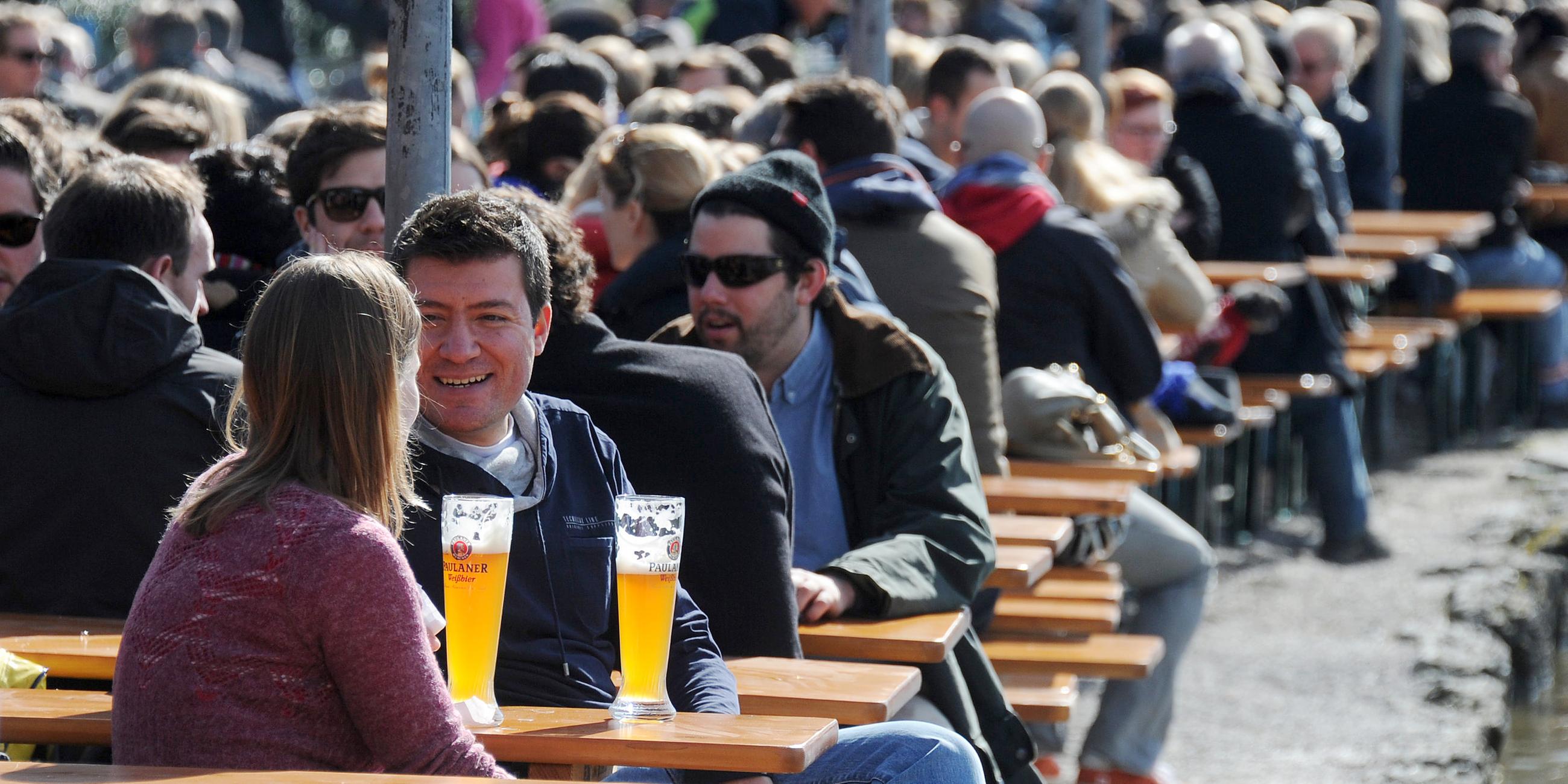 Archiv: Gäste sitzen am 07.03.2015 in München (Bayern) im Biergarten am Seehaus in der Sonne