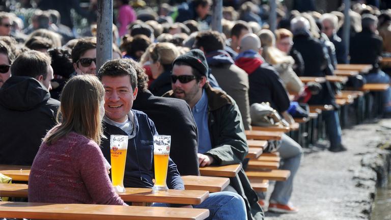 Archiv: Gäste sitzen am 07.03.2015 in München (Bayern) im Biergarten am Seehaus in der Sonne