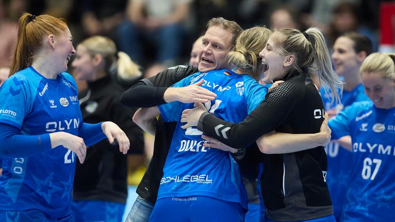 Die Spielerinnen des SG BBM Bietigheim freuen sich nach dem Unentschieden im Champions League-Spiel gegen Ikast Handball.