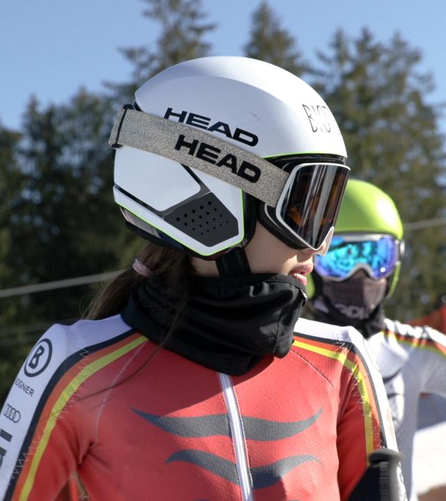 Greta Sachsenröder auf der Piste mit Helm.