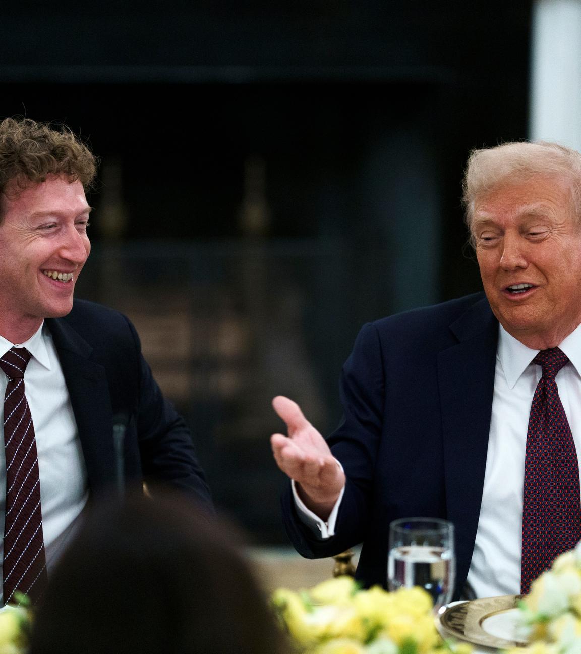 Facebook-CEO Mark Zuckerberg und Präsident Donald Trump hören während eines Abendessens im State Dining Room des Weißen Hauses am 04.09.2025 in Washington zu.