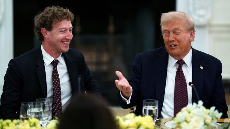 Facebook-CEO Mark Zuckerberg und Präsident Donald Trump hören während eines Abendessens im State Dining Room des Weißen Hauses am 04.09.2025 in Washington zu.