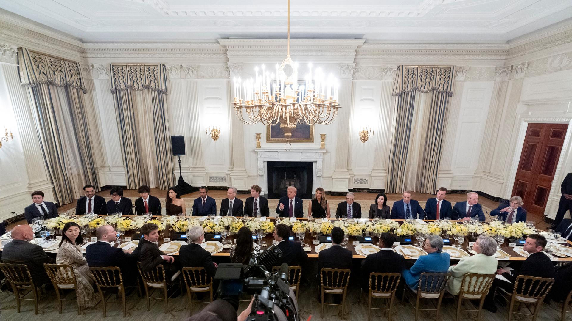 04.09.2025, USA, Washington: US-Präsident Donald Trump zeigt auf einen Reporter während eines Dinners im State Dining Room des Weißen Hauses. 