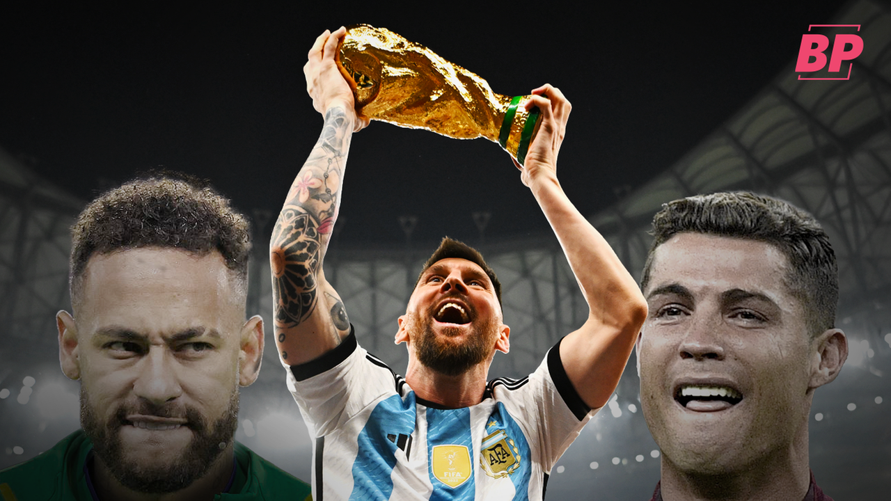 Lionel Messi streckt den WM-Pokal 2022 in die Höhe. 