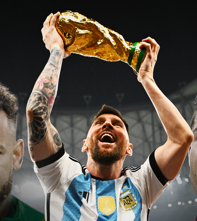 Lionel Messi streckt den WM-Pokal 2022 in die Höhe. 