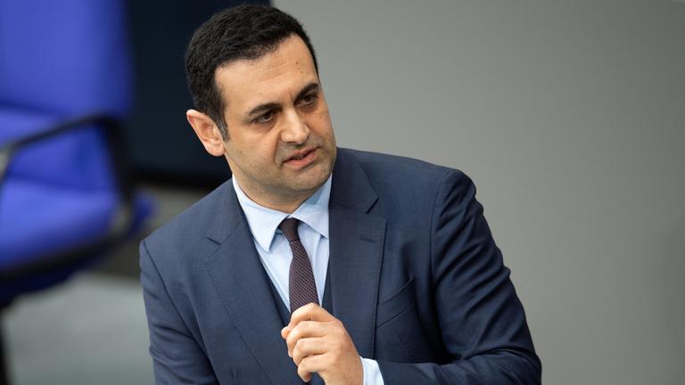 Bijan Djir-Sarai (FDP) reagiert während der 158. Sitzung des Bundestages auf einen Zwischenruf.