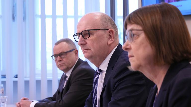 Archiv: Dietmar Woidke (M, SPD), Ministerpräsident von Brandenburg, spricht während einer gemeinsamen Pressekonferenz mit Michael Stübgen (CDU), Minister des Innern und für Kommunales, und Ursula Nonnemacher (Bündnis 90/Die Grünen),