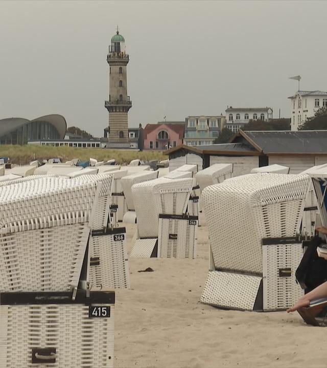 Strandkörbe und Leuchtturm