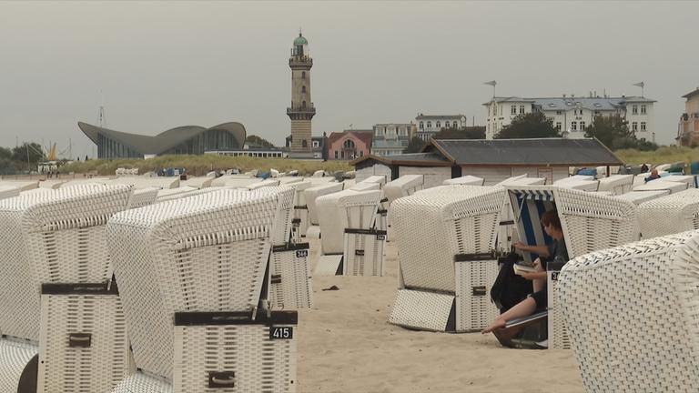 Strandkörbe und Leuchtturm