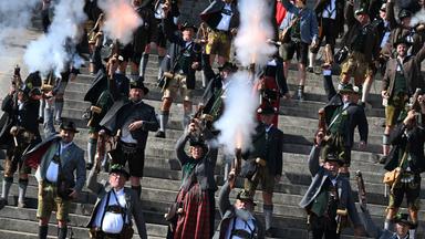 Böllerschützen schießen beim Böllerschießen unterhalb der Bavaria auf der Theresienwiese.