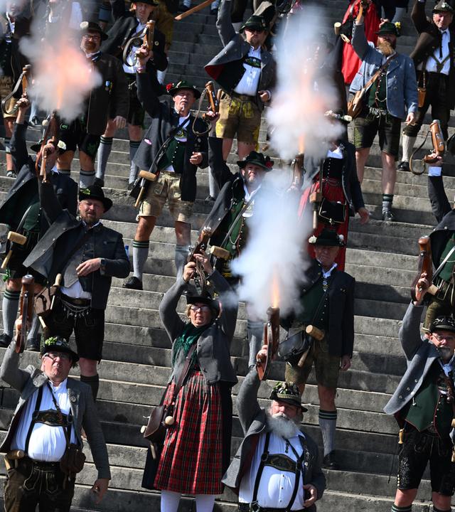 Böllerschützen schießen beim Böllerschießen unterhalb der Bavaria auf der Theresienwiese.