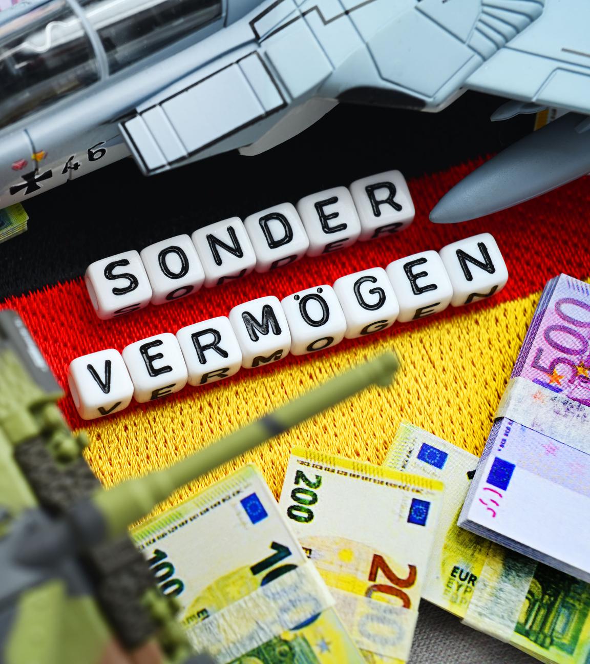 Deutschlandfahne mit Aufschrift Sondervermögen, Geldscheine, Panzer und Militärjet