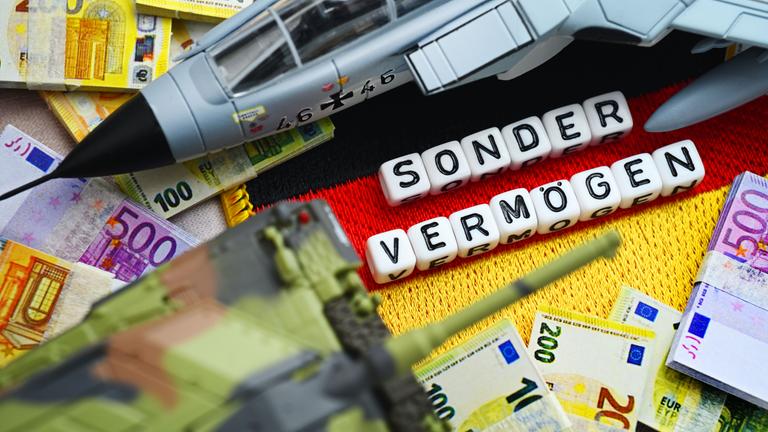 Deutschlandfahne mit Aufschrift Sondervermögen, Geldscheine, Panzer und Militärjet