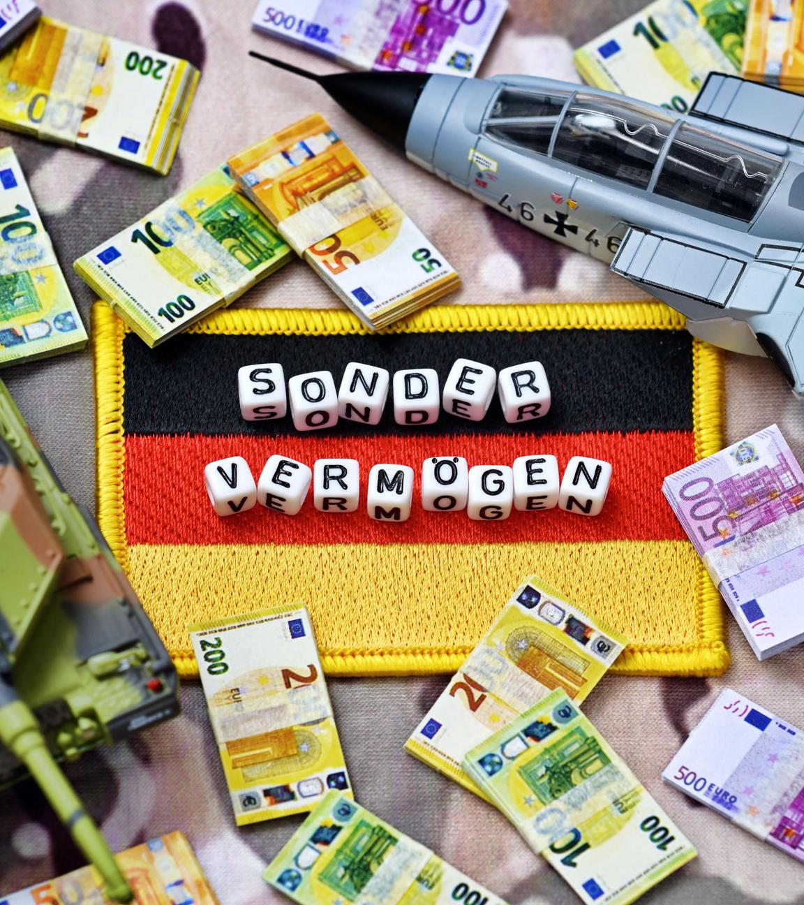 Deutschlandfahne mit Aufschrift Sondervermögen, Geldscheine, Panzer und Militärjet