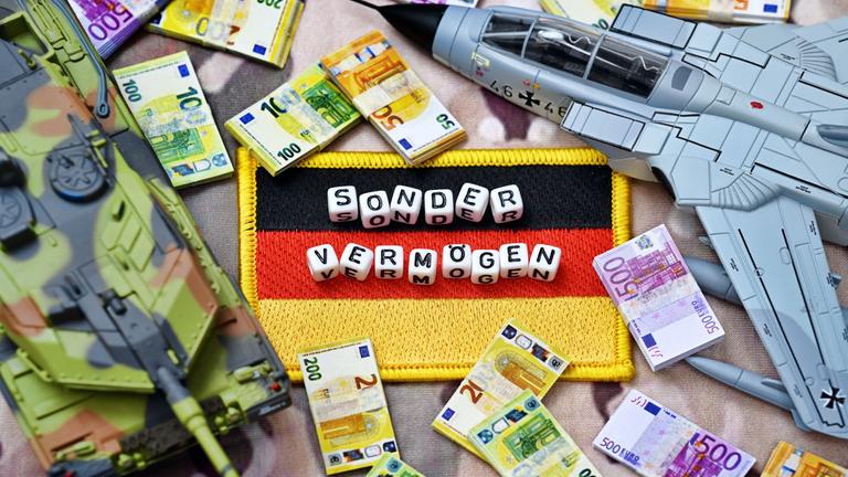 Deutschlandfahne mit Aufschrift Sondervermögen, Geldscheine, Panzer und Militärjet