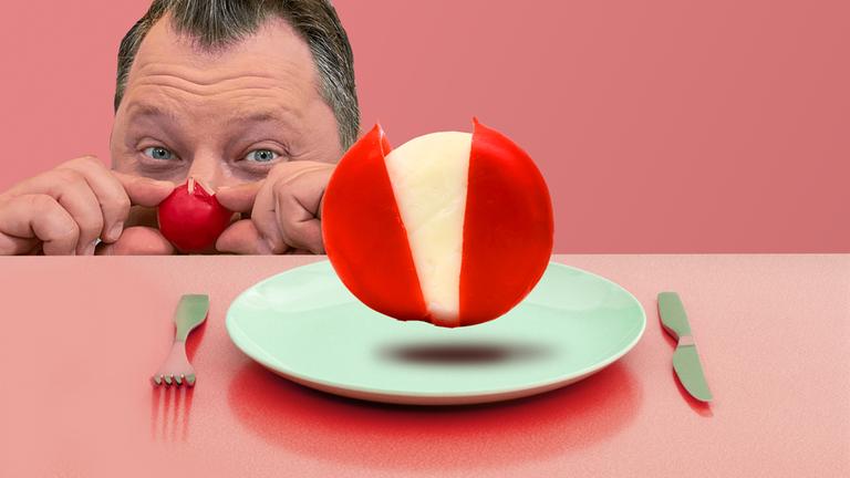 Sebastian Lege mit Babybell Käse an der Nase