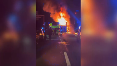 Reisebus brennt auf der Autobahn aus