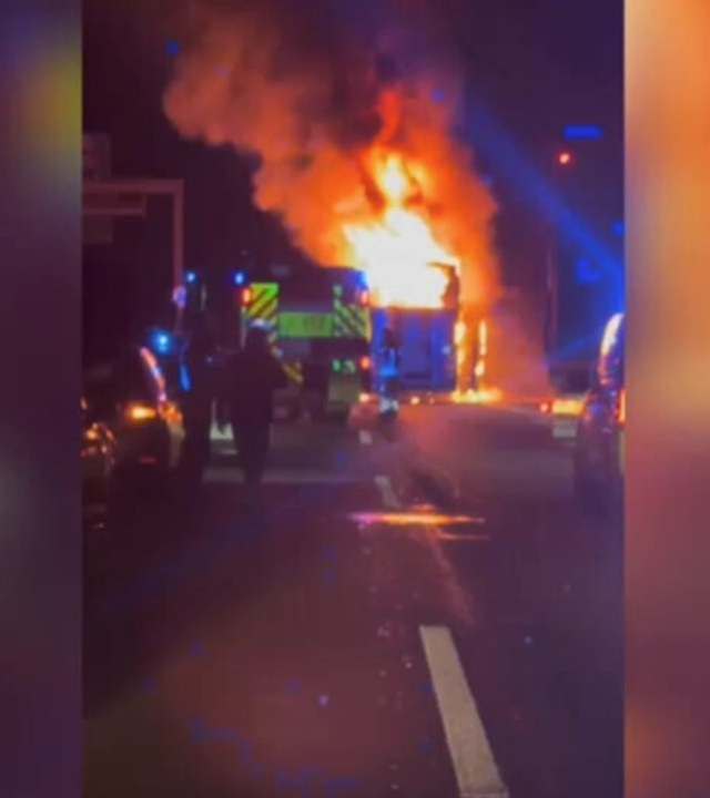 Reisebus brennt auf der Autobahn aus