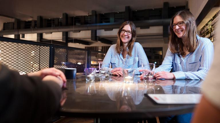 Eineiige Zwillinge bei einem Date