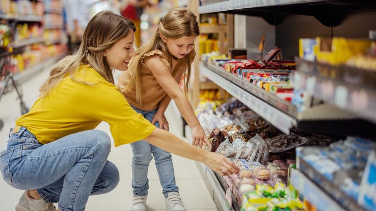 Mutter und Tochter beim EInkauf von Süßigkeiten