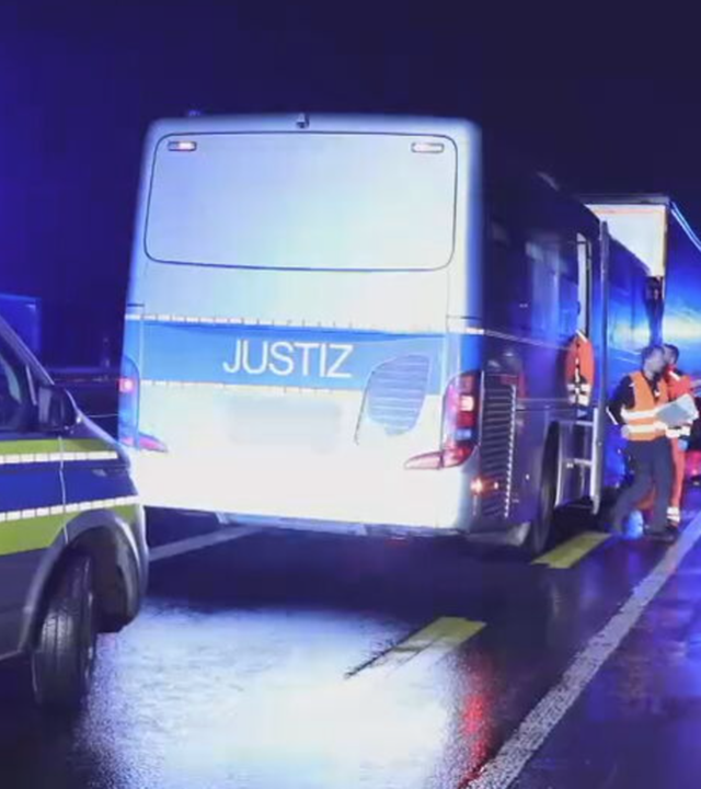 Gefangenentransporter kollidiert mit LKW