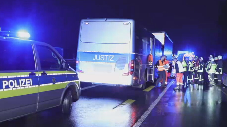 Gefangenentransporter kollidiert mit LKW