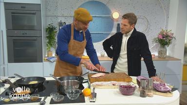 Grillexperte Carsten Goms bereitet neben Florian Weiss eine Entenbrust vor.