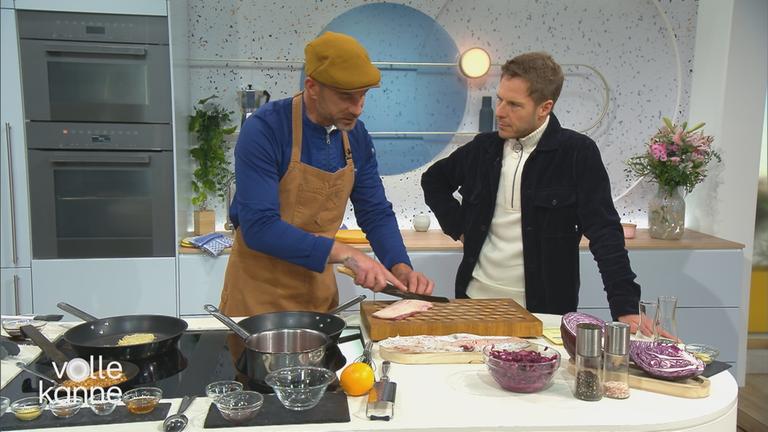 Grillexperte Carsten Goms bereitet neben Florian Weiss eine Entenbrust vor.