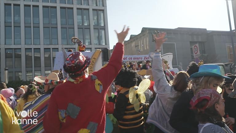 Auto rast in Menschenmenge