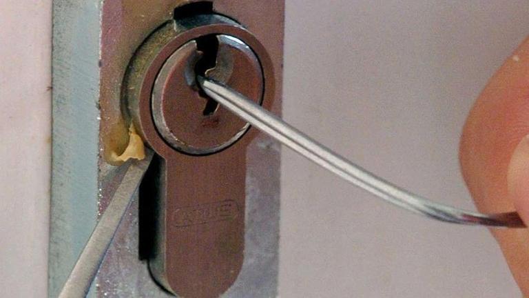 Schlüsseldienst öffnet Türschloss